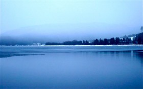 Das heimatliche Segelrevier im Hochschwarzwald ist teils noch zugefroren... nichts wie an den Bodensee. © Christian Stock