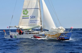 Stéphane Narvaez mit seiner 14 Meter Yacht vom Typ Sharp24 auf dem Weg um die Welt gegen Strom und Wind. © Stéphane Narvaez