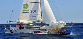 Stéphane Narvaez mit seiner 14 Meter Yacht vom Typ Sharp 47 auf dem Weg um die Welt gegen Strom und Wind. © Stéphane Narvaez