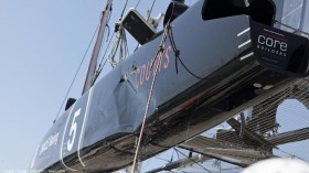 Dumm gelaufen. Die Backbord-Seite des AC45 von Oracle Racing ist eingedrückt. © GUILAIN GRENIER / ORACLE RACING