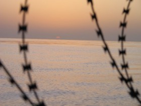 Sonnenaufgang hinter Stacheldraht. Die "Planet Solar" schützt sich vor Piratenangriffen. © Planet Solar