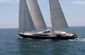 Perini Navi Ketsch "Fidelis" mit 565 t Verdrängung 11 m kürzer und doppelt so schwer als die "Hetairos" © www.perininavi.it