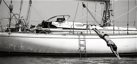 Taru springt von der neuen "Duende". Die Herreshoff-Yacht passt besser zur Karibik-Lifestyle-Optik, als die alte Hallberg Rassy.