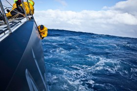 Abu Dhabi Vorschiffsmann Justin Slattery hängt außenbords, und steckt 30 Schrauben durch den Rumpf. © Nick Dana/Abu Dhabi Ocean Racing/Volvo Ocean Race