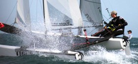 Der holländische F18 Weltmeister von 2009 Thijs Visser testet einen Hobie Tiger in Santander. © ISAF