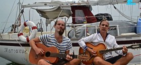 Neuer Look, neuer Song. Skipper Ben und Smutje Hannes von den Sailing Conductors vor ihrer "Marianne" .