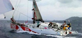 Die "mare" passiert die Karibikinsel St. Barth per Gennaker, Jörg Riechers trimmt die Schot. © lasolidaireduchocolat.com