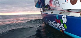 Flaute beim Solidaire du Chocolat. Titelverteidiger Tanguy de La Motte hat auf der extremen Süd-Route noch keinen Wind. © www.lasolidaireduchocolat.com