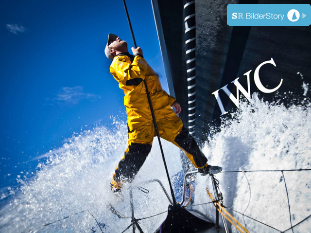 Abu Dhabi Vorschiffsmann Justin Slattery steht auf dem Bugkorb und wartet beim Segelwechsel auf das Fieren des Fockfalls. © Nick Dana/Abu Dhabi Ocean Racing/Volvo Ocean Race
