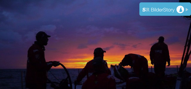 Die Camper-Crew steuert am letzten Tag der 4. Etappe in einen sagenhaften Sonnenaufgang. © Hamish Hooper/CAMPER ETNZ/Volvo Ocean Race