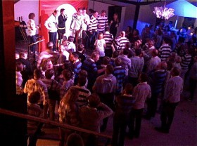 Streifen-Shirts bei der Clown-Party. Nur Hemd-Besitzern war der Einlass erlaubt. © SegelReporter.com