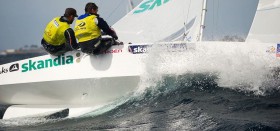 Keine schönen Bedingungen für Starboote. Den Olympiasiegern Ian Percy und Andrew Simpson bricht kur nach diesem Bild der Mast... © JM Liot / DPPI / FFvoile