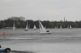 Böige Winde auf der Alster. Jan Woortmann und Volker Kramer kommen mit dem Deutschen Meister Phillip Dohse an Bord bestens zurecht und gewinnen zwei Läufe. © Walter Beetz