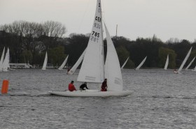 Das SR-Team ordentlich positioniert nach der Luvtonne nach einer heftigen Rechtsdrehung. © Walter Beetz