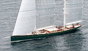 66 Meter lange Traumyacht "Hetairos" von Otto Happel. Die Kieloberkante ist unter dem Esstisch zwischen vorderem Aufbau und Großmast versteckt. © Baltic Yachts 66 Meter lange Traumyacht "Hetairos" von Otto Happel. Die Kieloberkante ist unter dem Esstisch zwischen vorderem Aufbau und Großmast versteckt. © Baltic Yachts