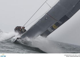 Starker Wind zum Auftakt in Cascais schmeckte den eingespielten Crews wie Peninsula Petroleum mit Profi-Taktiker Vasco Vascotto. © Nico Martinez / RC44 Class Association