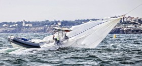 Hübscher Fang. Ein verunglücktes RC44-Bergemanöver "verpackt" einen nahen Motorboot-Fahrer. Das Segel hängt noch am Fall. © Nico Martinez / RC44 Class Association