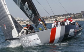 Das AEZ Team mit Markus Wieser hatte am ersten Fleet-Race-Tag in Cascais bei Starkwind Probleme. © AEZ