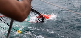Brad Marsh versucht das Rigg im Wasser zu sichern. Er verletzt sich am Arm. © Yann Riou/Groupama Sailing Team/Volvo Ocean Race