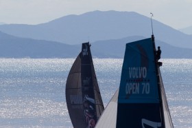 Der Abstand der Spanier zu Puma schrumpfte auf 400 Meter. Wie beim America's Cup suchte ein Mann im Mast auf dem Wasser nach Böen. © IAN ROMAN/Volvo Ocean Race