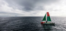 Traurige Groupama mit gestutzter Segelfläche auf dem Weg nach Brasilien. © IAN ROMAN/Volvo Ocean Race