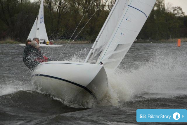 Jan Woortmann peitscht seinen Drachen durch die Alster, die für ihre hohe Dünung berüchtigt ist. © Peter Kähl