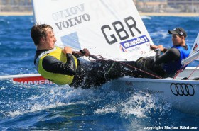 Simon Grotelüschen passiert vor dem Olympiasieger Paul Goodison im Medal-Race. Bei Starkwind kann er sich auf seinen Speed verlassen. © Könitzer