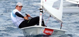 Simon Grotelüschen segelt in Palma nicht so angespannt, wie es den Anschein hat. Hier quetscht er Höhe vor der Luvtonne. © Könitzer