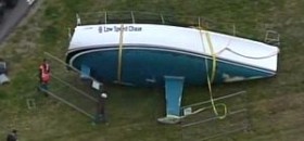 Die Unglücksyacht wurde per Hubschrauber von den Felsen geborgen und auf eine Wiese am Festland abgesetzt.