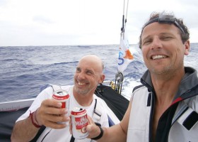 Na dann Prost. Jörg Riechers und Marc Lespesqueux testen das karibische Bier vor dem finalen Run nach Mexiko. © Riechers