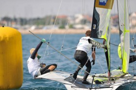 Erik Heil und Thomas Plössel winden sich auf einem starken 7. Platz um die Tonnen. © 49er Worlds Zadar