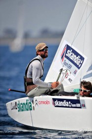 Die Olympiasieger Ian Percy und Andrew Simpson beherrschten die Woche, mussten sich aber doch geschlagen geben. Percy segelt seit seinem Rückenschaden in Perth mit Manschette. © Pierrickcontin.fr/Coych