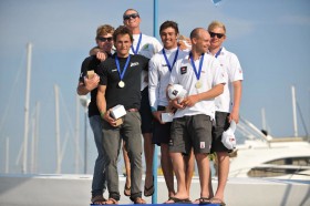AUS, NZL und DEN auf dem Podium. Weltmeister Nathan Outteridge ragt trotz geringer Körpergröße heraus, auch wenn er dafür springen muss. © 49er Worlds Zadar