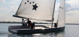 Langer Großbaum, eckiger Rumpf, fertig ist der "Superstar" von Luca Brenta. © Luca Brenta Yacht Design