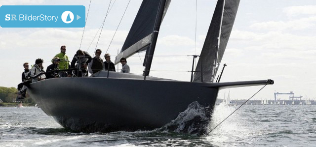 Die ersten Segelmeter der neuen `Varuna´ von Jens Kellinghusen. Das Schiff ist hinten breit weist aber eine schmale Wasserlinie auf. © KNIERIM Yachtbau