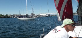 Jörg Riechers mit seiner "mare" kurz vor dem Liegeplatz vor dem America's Cup Sieger "Columbia" von1958. © SegelReporter.com