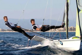 Der Schlüssel zum Erfolg? Schadewaldt/Baumann zeigen eine revolutionäre Trapeztechnik im 49er. © Schadewaldt/Baumann