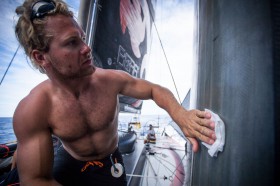 Michi Müller befreit das Schwert von Salzpartikeln. Der Body kann sich sehen lassen. © Ross/PUMA Ocean Racing/Volvo Ocean Race