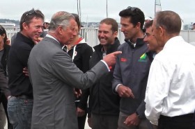Prinz Charles scheint die australischen 470er Weltmeister Matt Belcher (2.v.r.) und Malcolm Page (3.v.r.) darauf aufmerksam zu machen, dass sie die Goldmedaille im Lande lassen sollen. © WPNSA