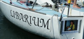 Freiheit für Rossella Urru fordern die italienischen J/24 Segler und befestigen ein Foto der entführten Sardin am Heck.