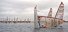 Ein britischer Musto Skiff Segler setzt sein Sportgerät beim Warten auf Wind in Szene. © Tania Samus