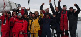 Das siegreiche Team der "SEB":(v.l.n.r.): Roland "Roli" Huhn, Christian Fabry, Malte Bräuer (vorn), Ludwig Plöhn (dahinter), Sven Wegener, Oliver Freiheit, Daniel Wehden, Hajo Hensel, Christian "Chriggel" Heermann, Navigator Oliver Schmidt-Rybandt, Jan Lüneberg, Lorenz Gaedke, Skipper Martin Buck und MCM Felix Hauß. © speedsailing