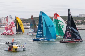 Raumschotsstart beim Inport Race. Puma hat Telefonica geluvt, startet zuerst, setzt aber den Gennaker spät. © IAN ROMAN/Volvo Ocean Race