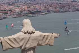 Groupama führt das Inport-Race an unter den Augen der Cristo Rei Statue in Lissabon. © IAN ROMAN/Volvo Ocean Race