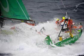 Mehr unter als über Wasser. Groupama segelte die achte Etappe kontrollierter als es hier aussieht. © PAUL TODD/Volvo Ocean Race