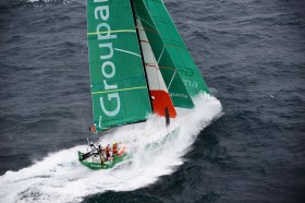 Groupama mit vier Segeln lässt auch kurz vor dem Ziel in Lorient nicht locker. © PAUL TODD/Volvo Ocean Race