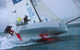 Etienne Bertrand und Julien Pulvé rasen mit ihrem "Kopfgeldjäger" zum Mini-Fastnet-Sieg. © Gildas Hémon Kerys