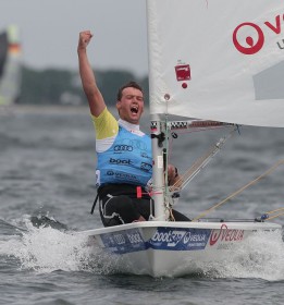 Philipp Buhl ist nach verlorener Olympia-Quali wieder gut drauf und besiegt Grotelüschen im Kieler Woche Medalrace. © OK Press