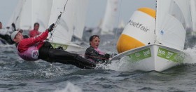 Die deutschen Olympiastarter im 470er Gerz/Follmann müssen sich strecken und sind vorerst auf Platz zwei zurückgefallen. © Kieler Woche/okpres