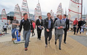 Prinz Charles mit Ben Ainslie auf dem olympischen Segelevent-Gelände während der Musto Skiff EM. © Tania Samus www.photoskiff.com